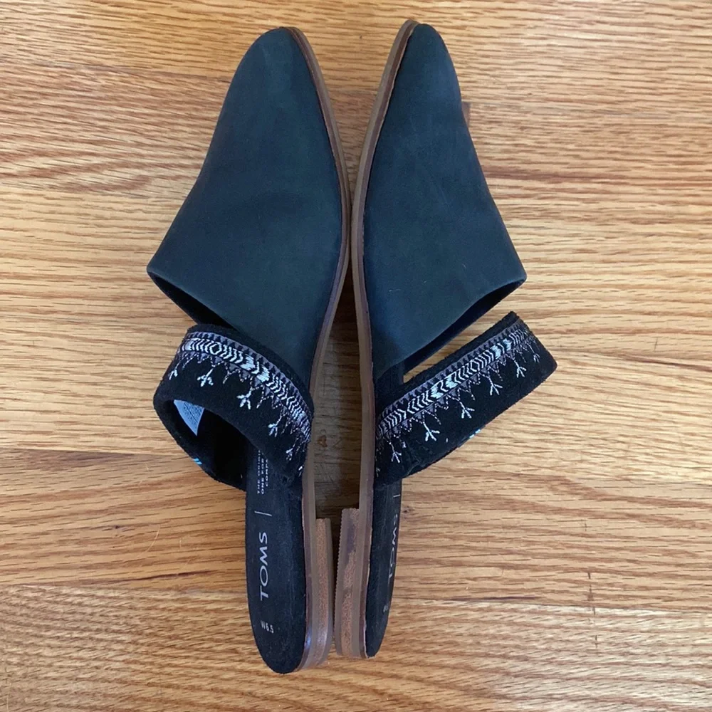 Tom’s “Jutti” Slip on Black Nubuck Mule Flats w Embroidered Strap.